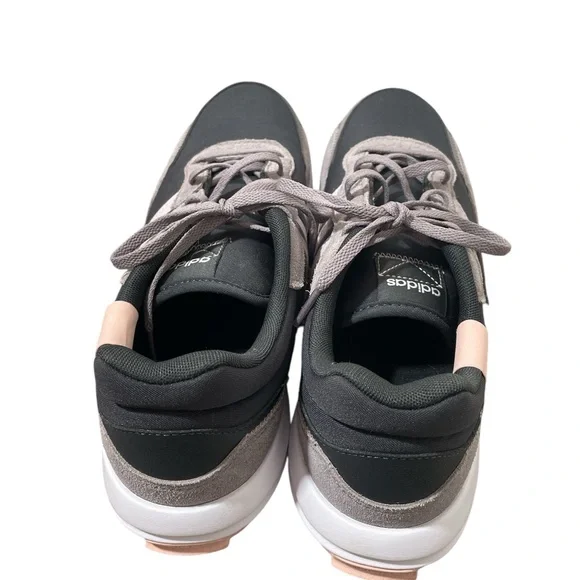 C36- Women’s Adidas Tennis Shoes Size 11 - Picture 3 of 4